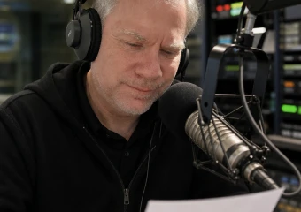 Sprecher Steve Crilley im Studio