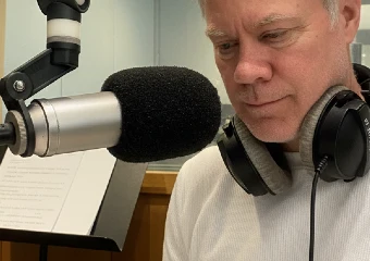 Sprecher Steve Crilley im Radio Studio