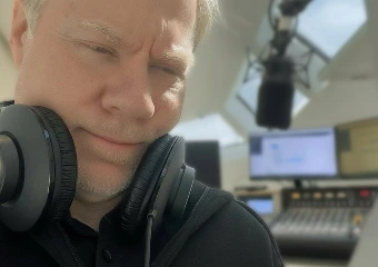 Sprecher Steve Crilley im Studio