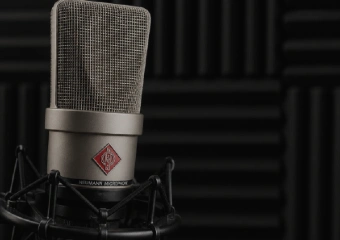 Neumann TLM 102 Mikrofon im Tonstudio